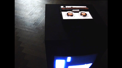 BTTF/STTP (Back To The Future / Straight To The Past) 2010 Installation aus Musik, Video, Bandmaschine, Bildschirm, MDF Installation of music, video, tape player, screen, MDF ca. 80 x 80 x 80 cm Courtesy the artis